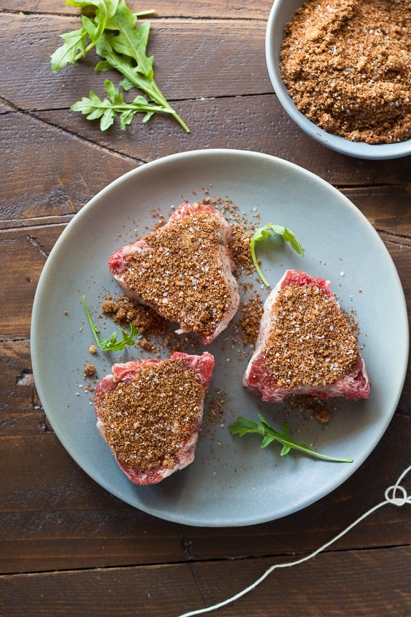 uncooked lamb chops seasoned with rub