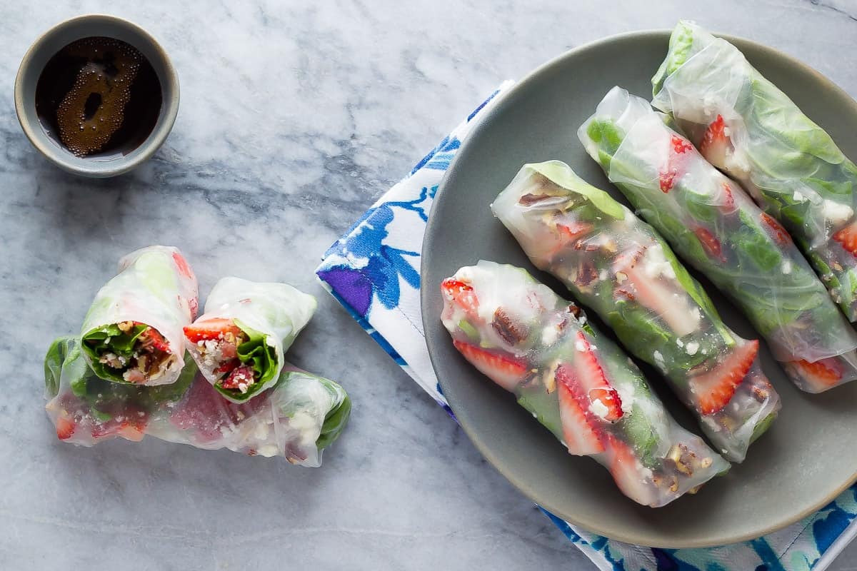 Strawberry Spinach Salad Rolls: 90 calories each, only 6-ingredients and 10 minutes to make, and a video to show you how easy they are to roll!!