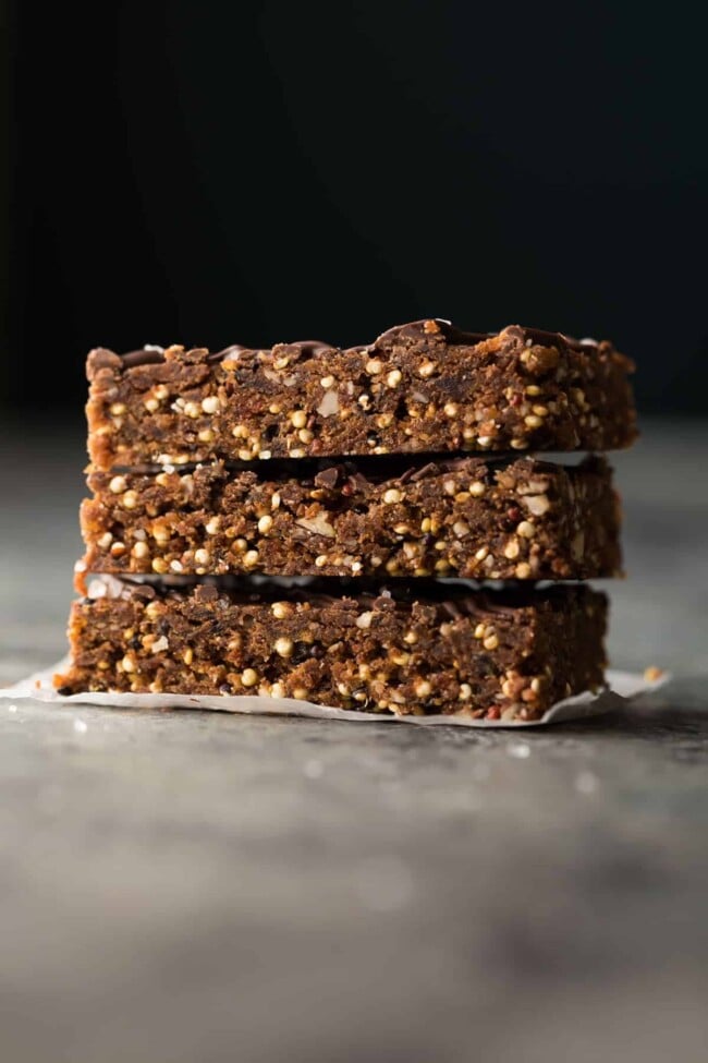 Chocolate Almond Quinoa Snack Bars (+ Video) Sweet Peas and Saffron