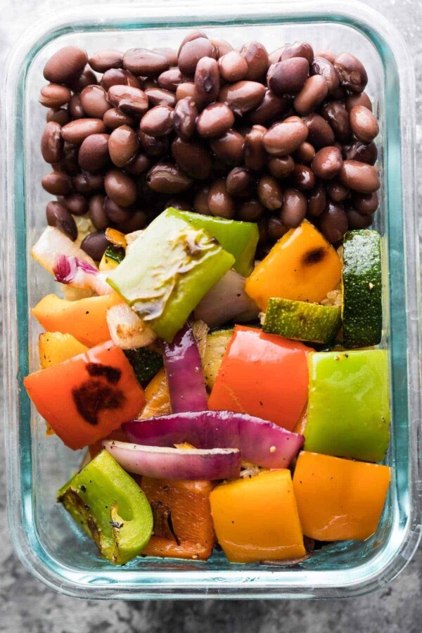 https://sweetpeasandsaffron.com/wp-content/uploads/2017/07/grilled-veggie-black-bean-meal-prep-bowls-2-600x900.jpg