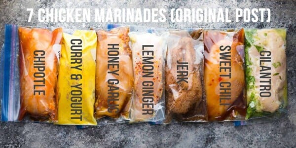 tir aérien d'une variété de marinades de poulet étiquetées dans des sacs de congélation