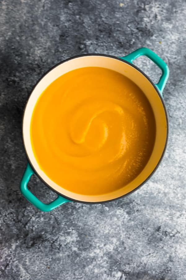 butternut squash soup recipes in blue pot after blending