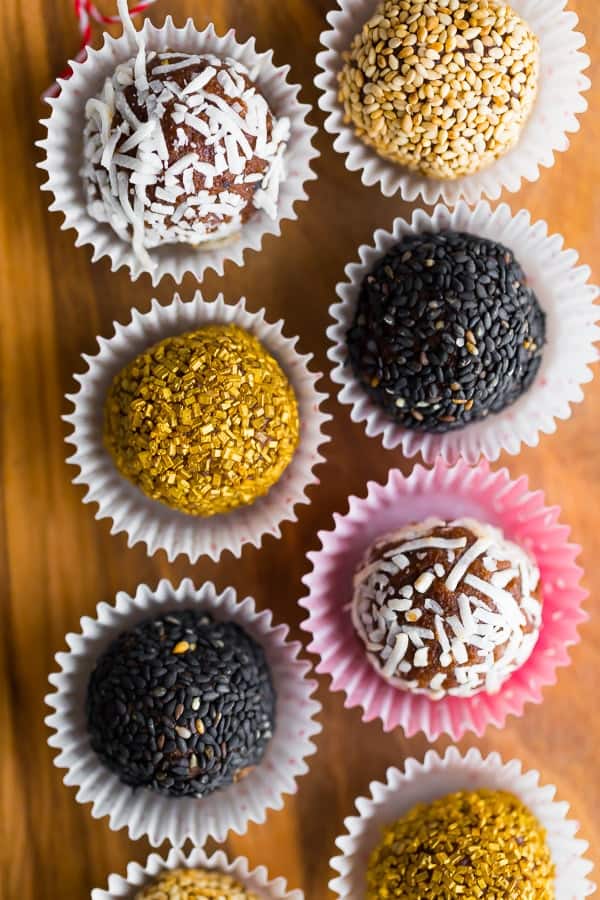 boules de dattes à la noix de coco en feuilles