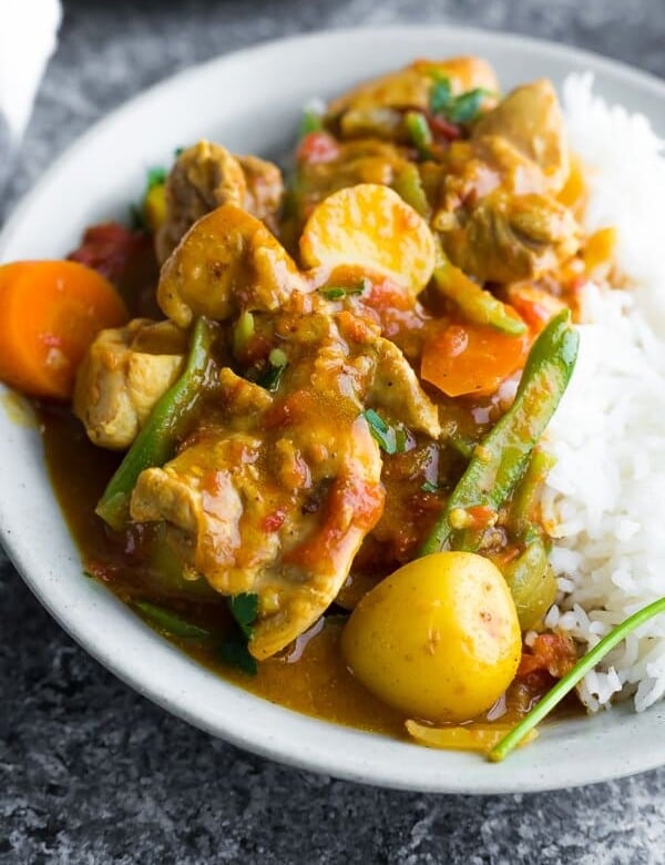close up shot of easy chicken curry in gray bowl