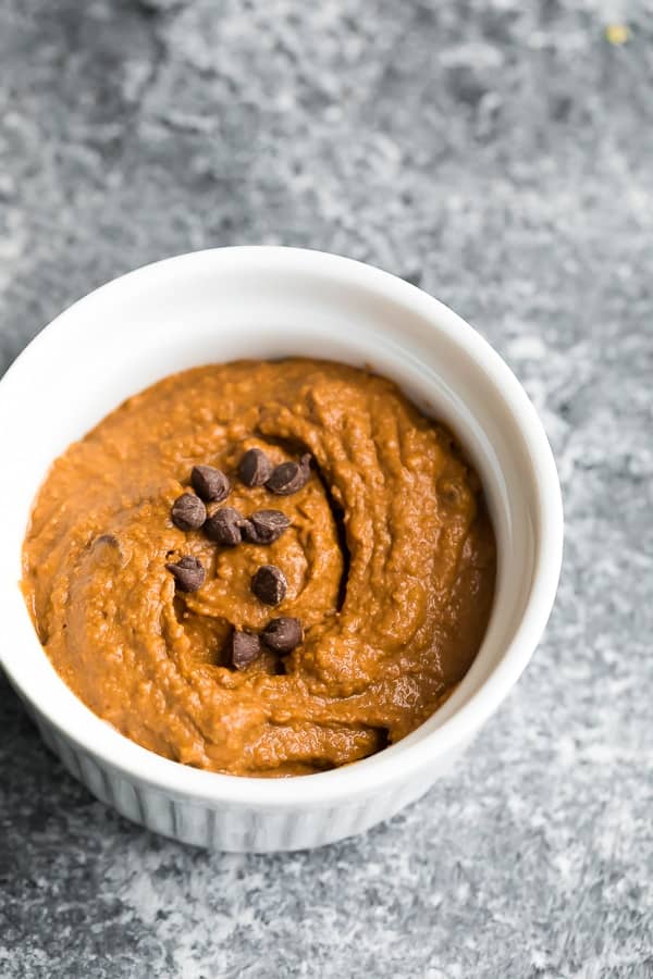 chocolade dessert hummus in witte ramekin