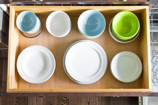 5 Kitchen Organization Tips- store plates and bowls in drawers