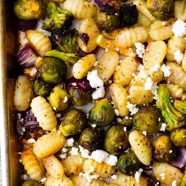 close up shot of lemon chicken baked gnocci