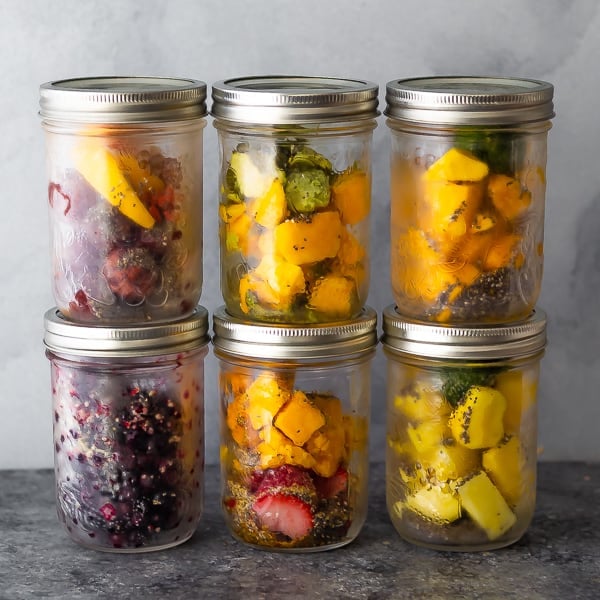 smoothie packs assembled in jars for healthy breakfast smoothies