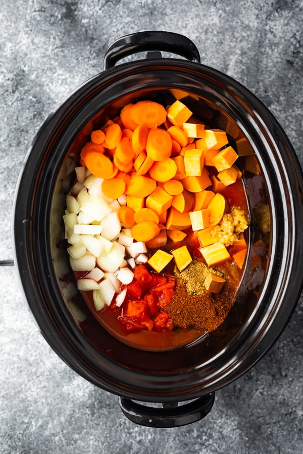 spicy chickpea chili in slow cooker before cooking