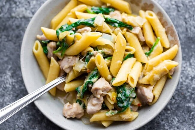 One Pot Spinach Artichoke Pasta - Sweet Peas and Saffron