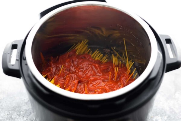 spaghetti and sauce in instant pot before cooking