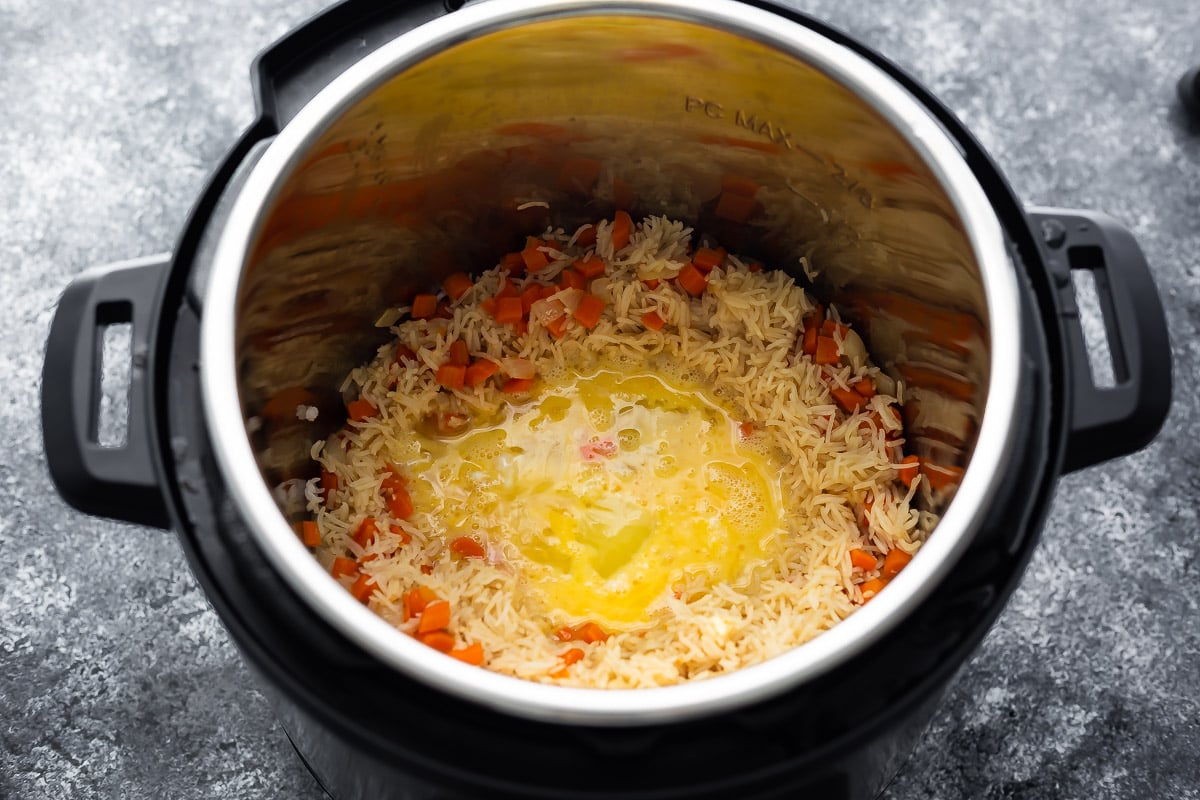 scrambling eggs in the middle of fried rice in instant pot