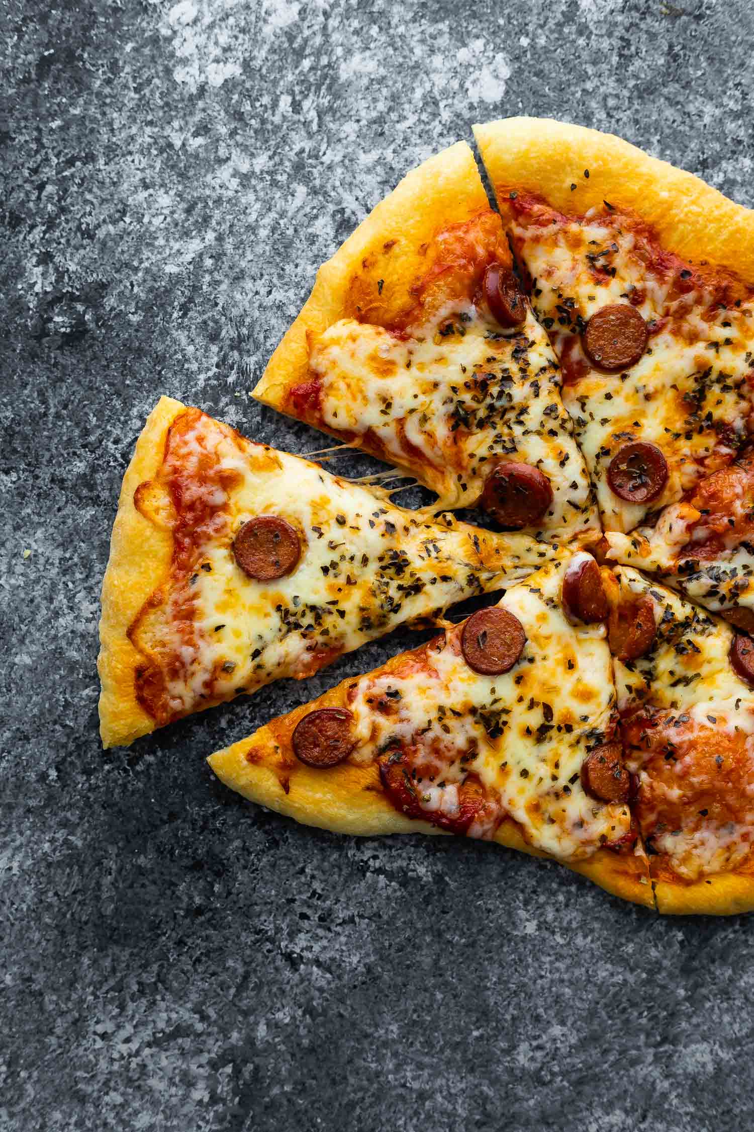çekilmekte olan pizza diliminin havai görünümü
