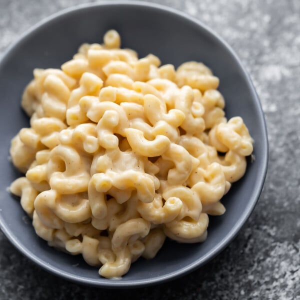instant pot mac and cheese served up in blue bowl