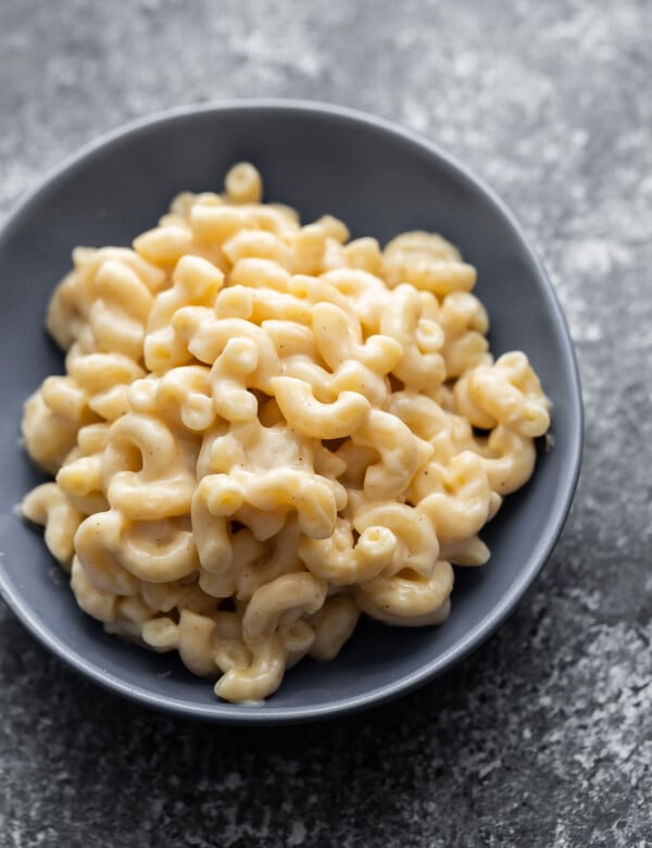instant pot mac and cheese served up in blue bowl