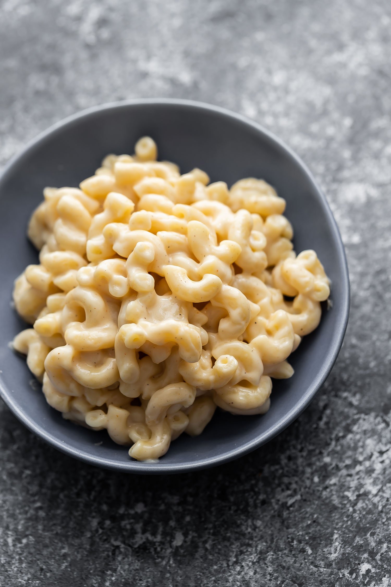 instant pot mac and cheese served up in blue bowl