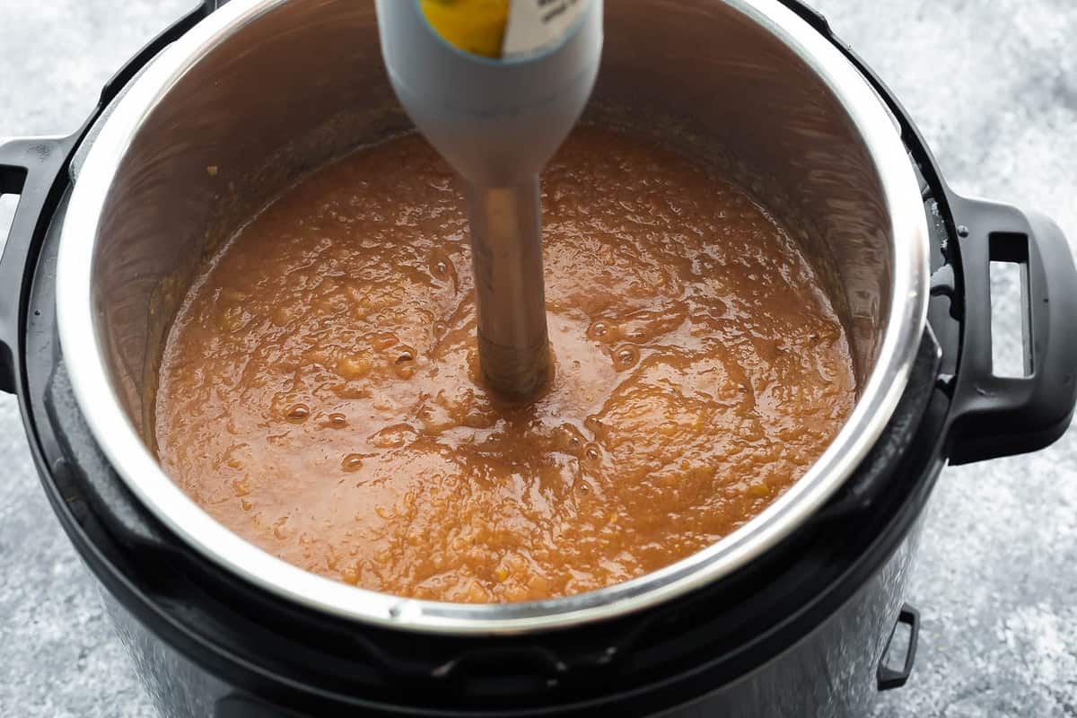 immersion blender in instant pot blending sauce