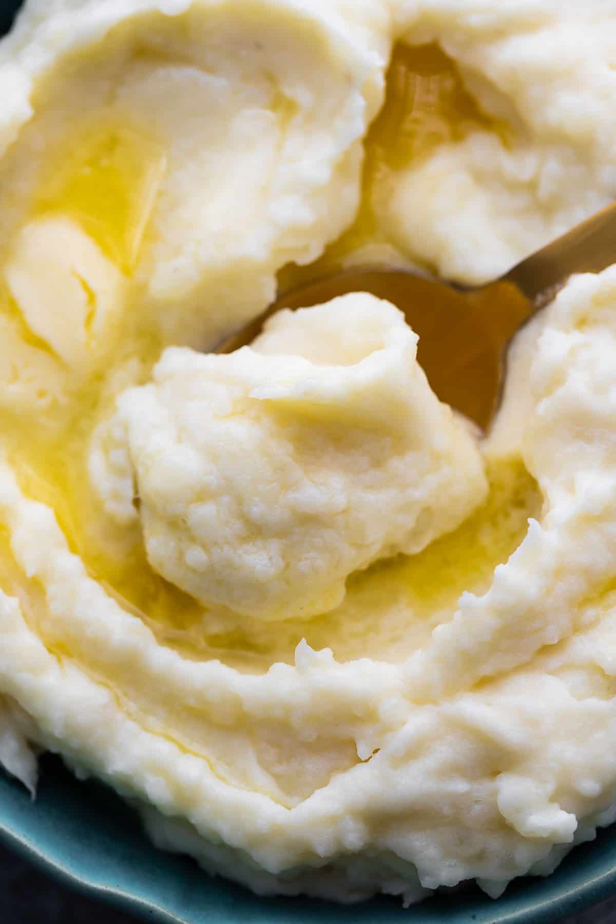 close up shot of mashed potatoes in bowl